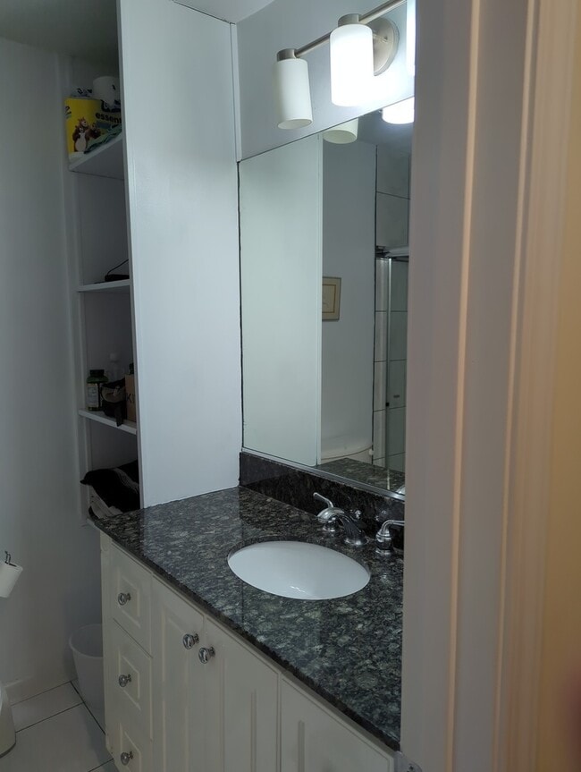 Building Photo - 5529 E Lake Dr