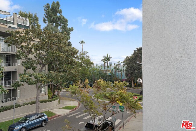 Building Photo - 8601 West Knoll Dr
