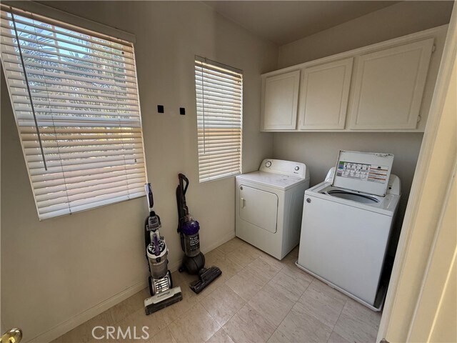 Building Photo - 3 Hollinwood