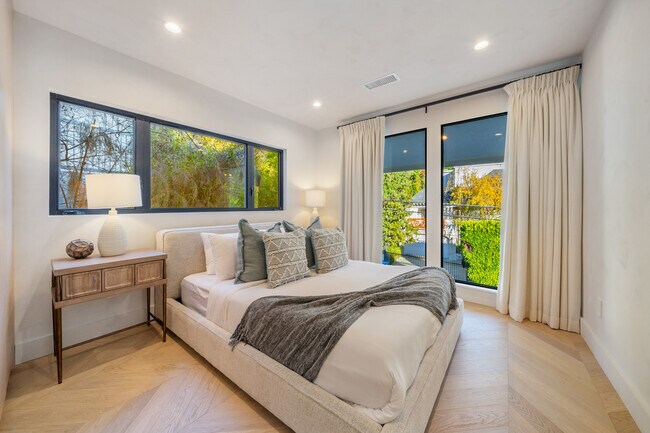 Building Photo - 2221 Bowmont Dr