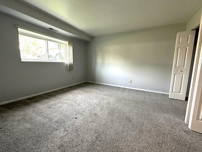 Building Photo - LEASE PENDING! Ground Floor 1 Bedroom Cond...
