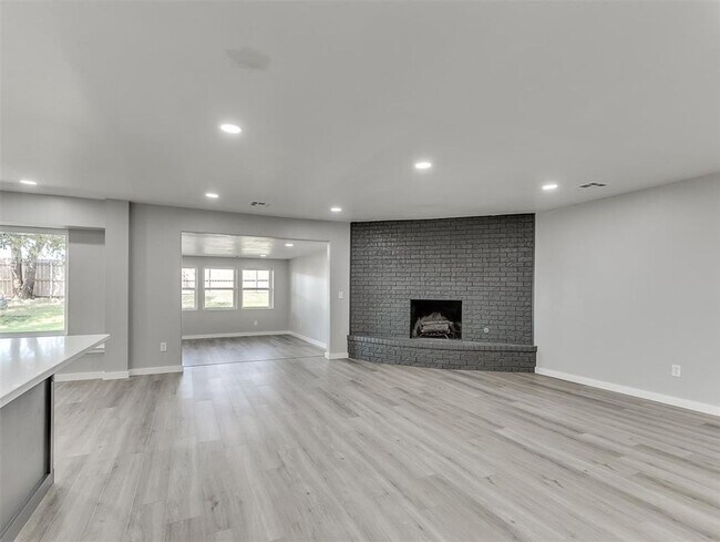 Building Photo - Look at this beautiful home!! 4 bed, 3 full baths!