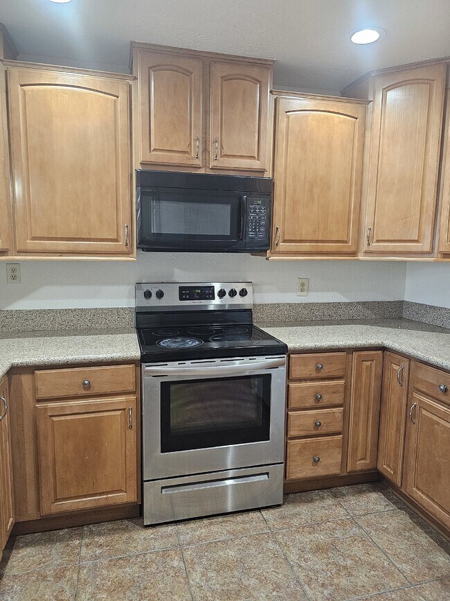 Building Photo - This Charming Home Awaits You!