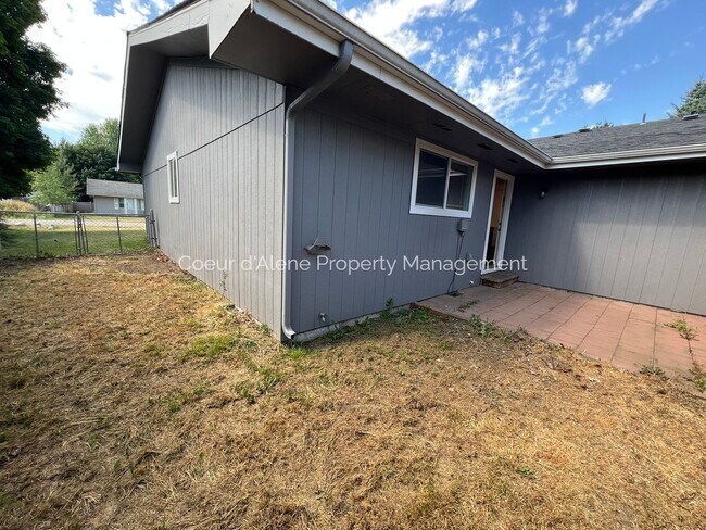 Building Photo - 10230 N Hillview Dr