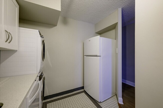 Building Photo - Two-level 2BR/2BA Condo with Balcony and Garage Parking