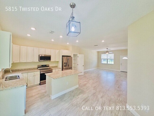 Building Photo - 5815 Twisted Oaks Dr