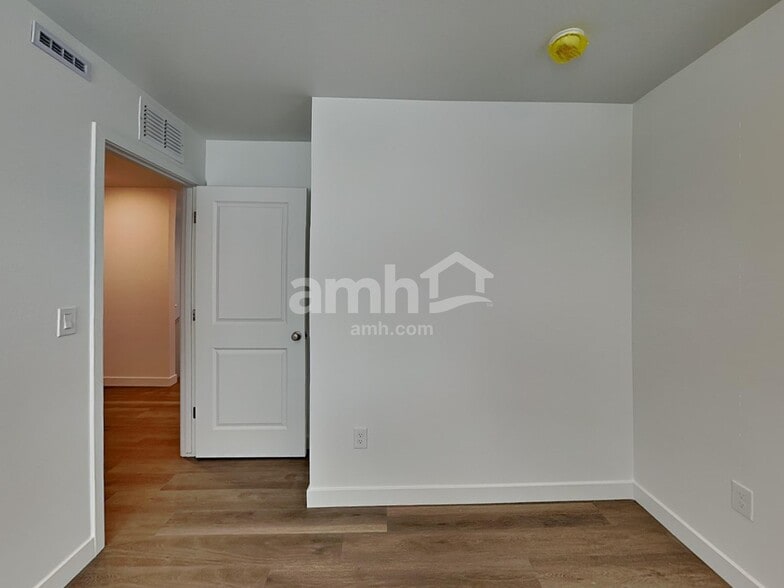 Building Photo - 18450 W El Cortez Pl