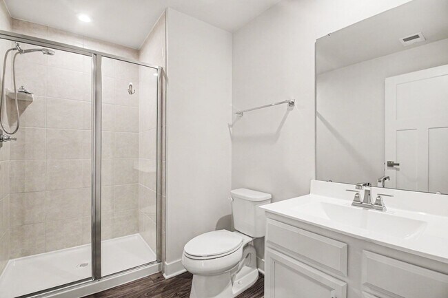 Building Photo - Stunning & Spacious 3-Level Single Family Home in Lees Parke – Move-In Ready!