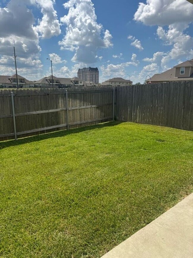 Building Photo - Immaculate Townhome Minutes from Texas A&M