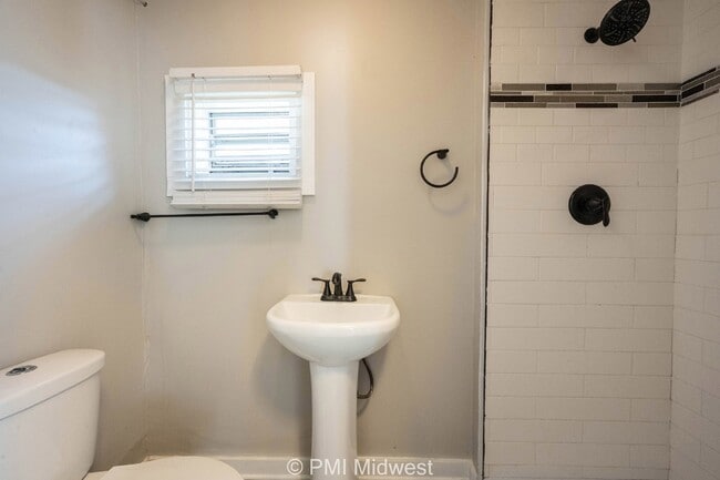 Building Photo - 1 Bedroom 1 bath