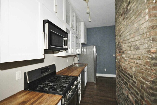 Building Photo - 1606 Bingham St