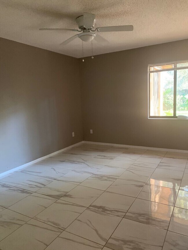 Building Photo - COZY 2/2 DUPLEX WITH FENCED YARD!