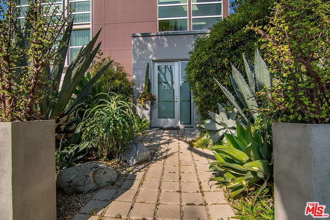 Building Photo - 711 Westbourne Dr