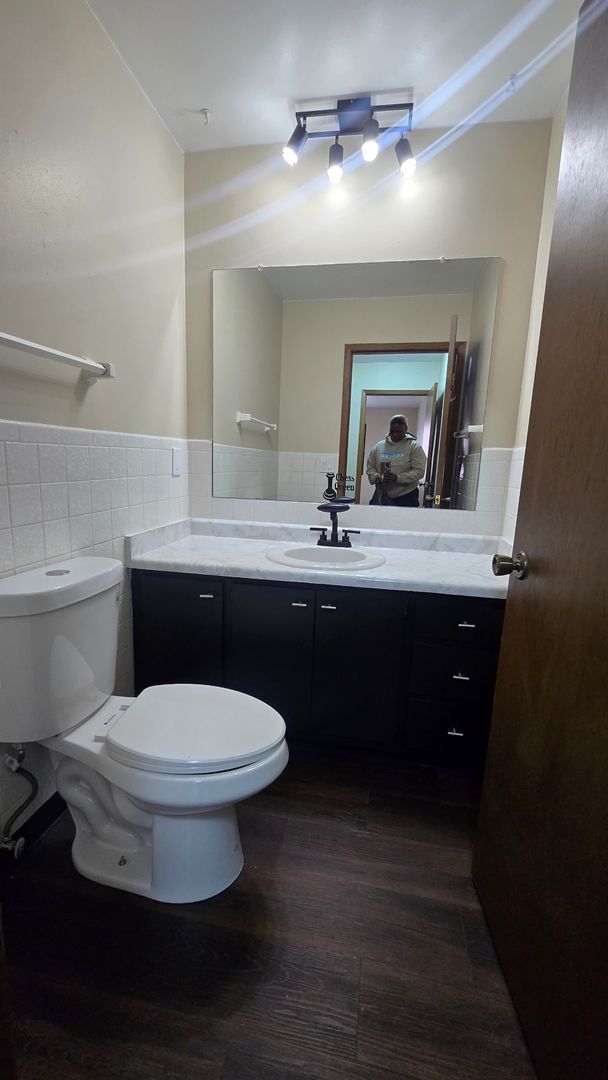 Building Photo - 2 Bedroom 1.5 Bath - Brand new renovations