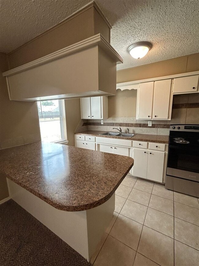 Building Photo - 6202 NW Elm Ave