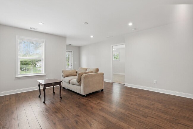 Building Photo - Spacious 5 Bedroom Home in Richmond Hill’s Waterways Community