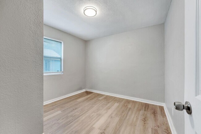 Building Photo - 172 W 15th St