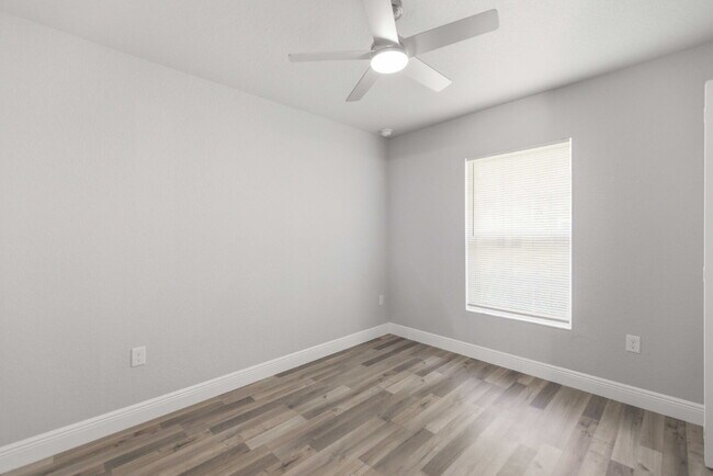 Building Photo - Available Now! Tastefully Designed 3 Bed, 2 Bath Home