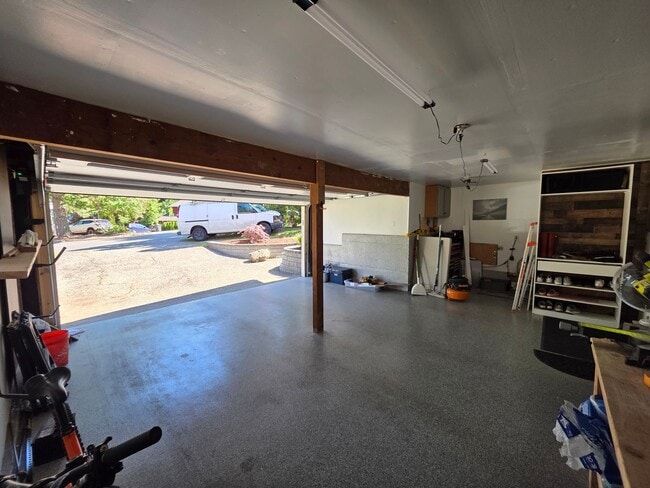 Building Photo - Lea Hill tri-level home - 3 bedroom 2.5 bath home - Feels like new/ Remodeled - A Must see - Avai...