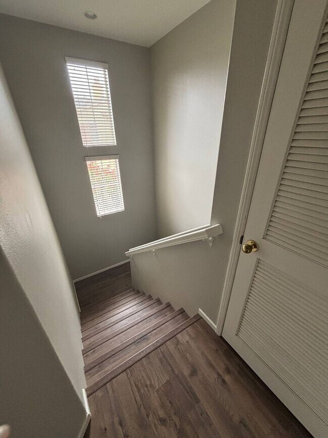 Building Photo - 3 BD/ 2.5 BA SHORT-TERM FURNISHED TOWNHOME...