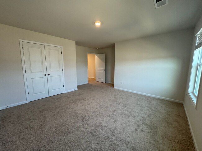 Building Photo - Beautiful Four Bedroom Townhouse in Sherri...