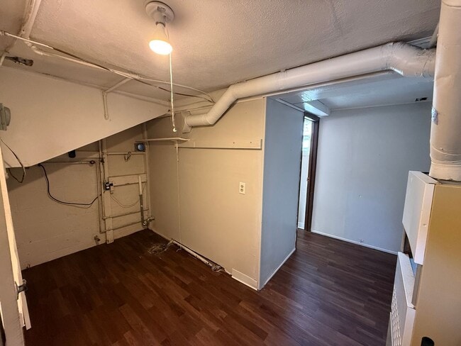 Building Photo - One bedroom, one and half bathroom, pet friendly home on large lot!