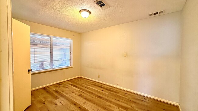 Building Photo - 10502 Ambursen St