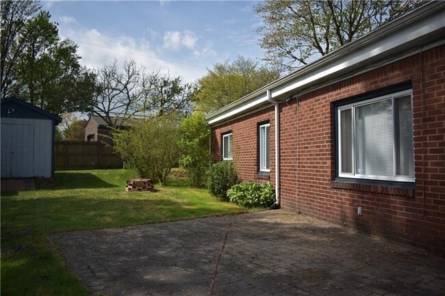 Building Photo - 100 Primrose Ave