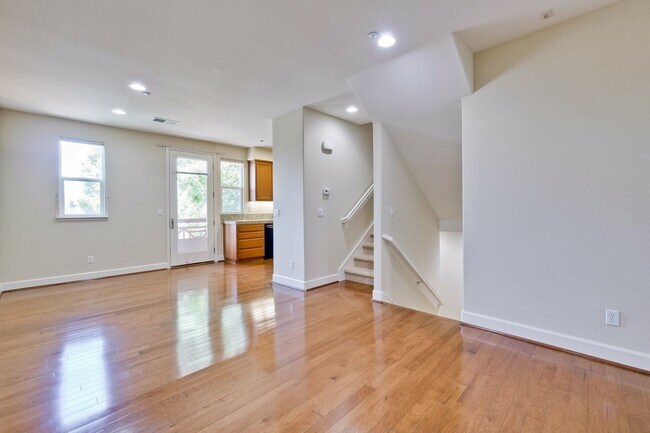 Building Photo - Excellent 4 Bed 2.5 Bath Town Home!