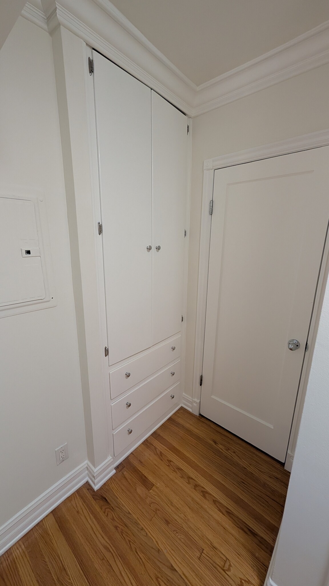 linen closet - 10550 Moorpark St