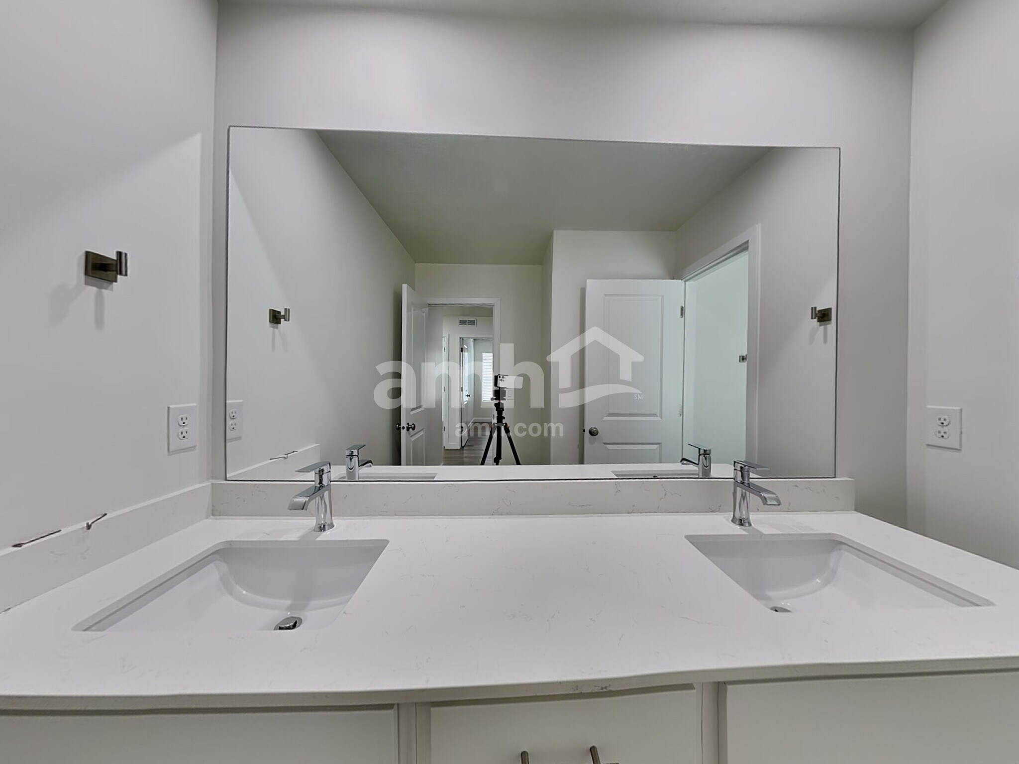 Building Photo - 1256 W Mahogany St