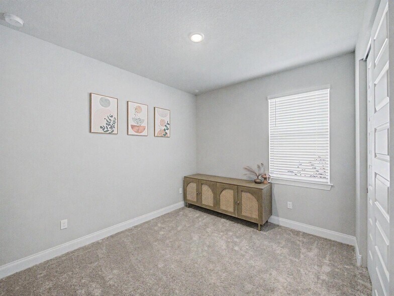 Building Photo - 9049 Dahlia Cir