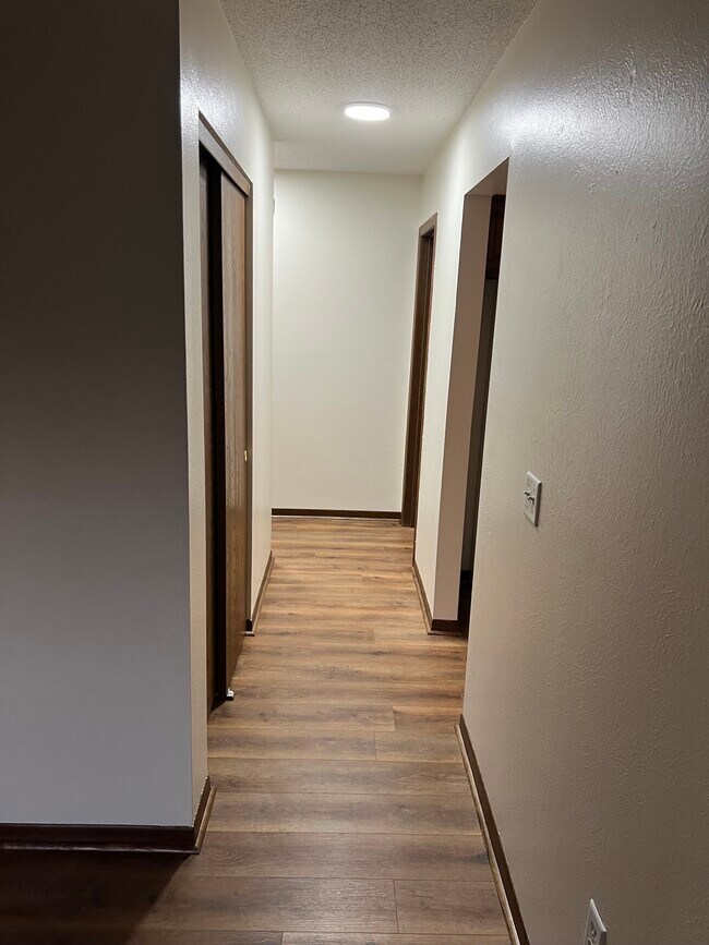 Building Photo - 5552 Cresthaven Ln