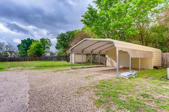 Building Photo - 2113 Thrasher Ln