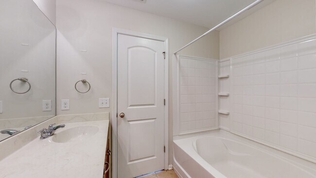 Building Photo - Townhome living in Richmond Hill's Creekside Subdivision - Community Pool and Playground
