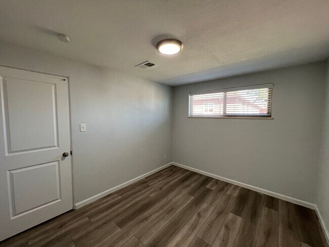Building Photo - Beautifully Renovated 2 bedroom in Aurora! Right on the park and close to Stanley Marketplace!