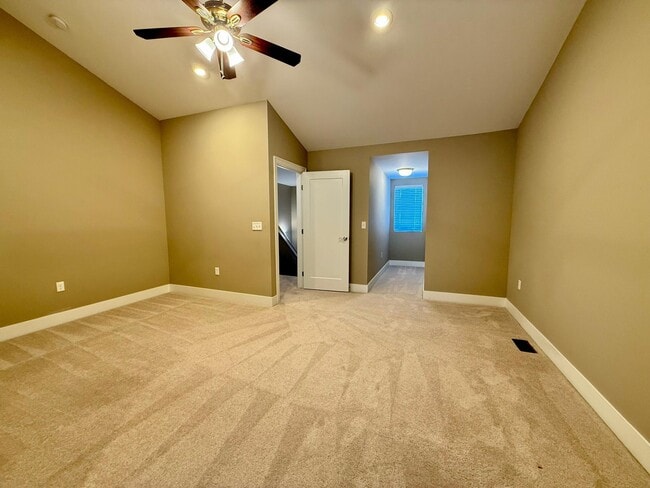 Building Photo - 2564 W Towne St