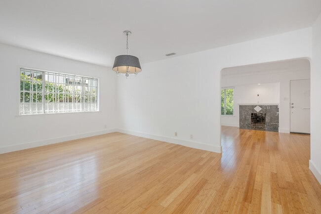 Building Photo - 542 N Sierra Bonita Ave