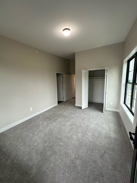 2BR/2BA - Hatchery Row