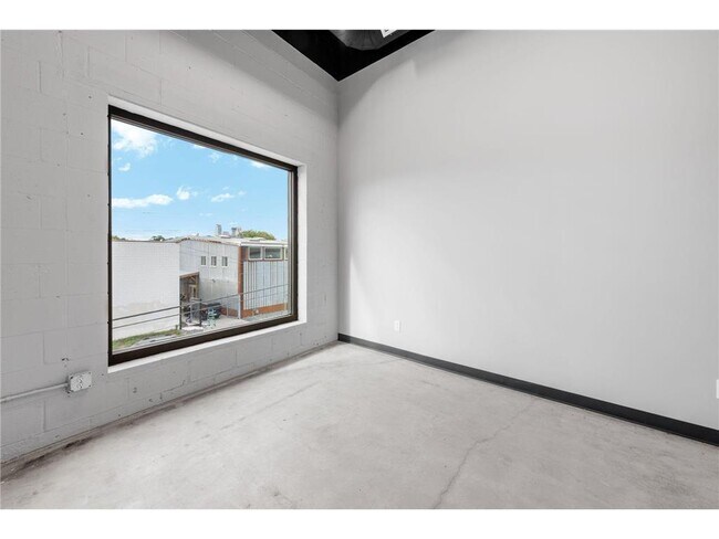 Building Photo - 801 SE 9th St