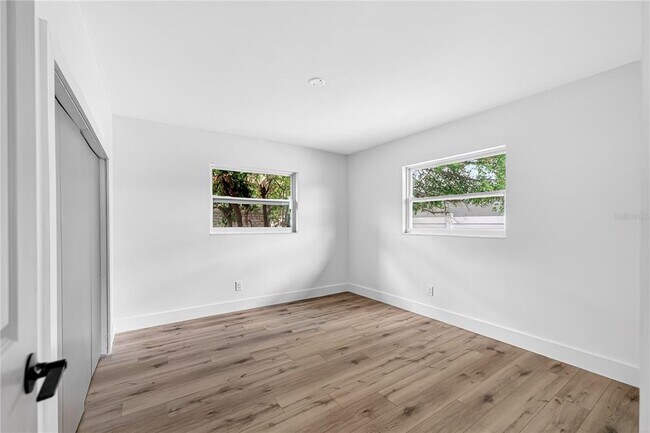 Building Photo - 2141 Indian Ave S