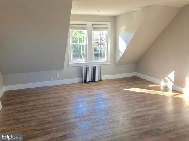 Building Photo - 902 Hughes Dr