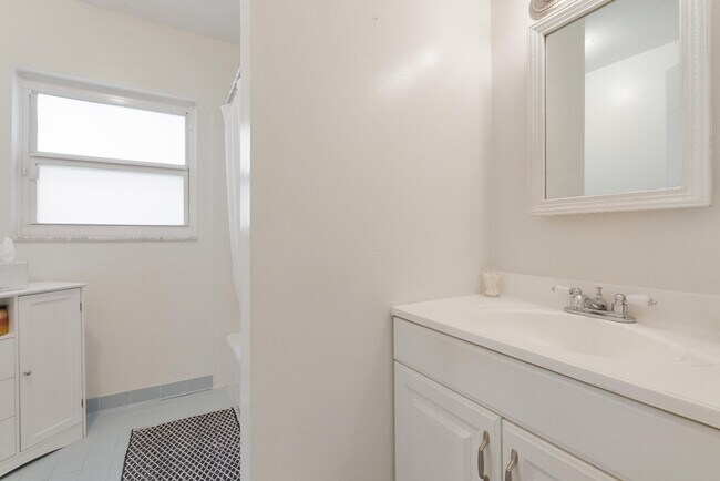 Building Photo - 306 18th Ave N