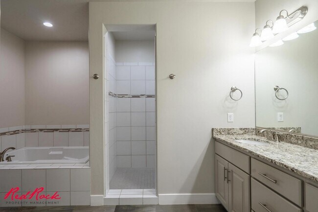 Building Photo - Pet Friendly 4 Bedroom Home! Internet Incl...