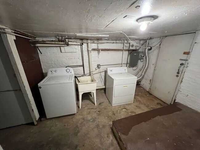 Building Photo - Stunning Newly Renovated 2 Bedroom 1.5 Bathroom
