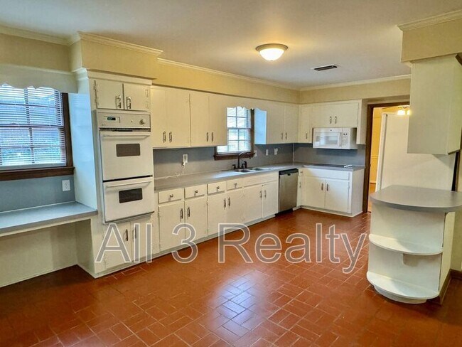 Building Photo - 2913 Sumter Ave