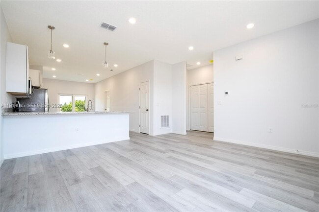 Building Photo - 873 Colville Dr