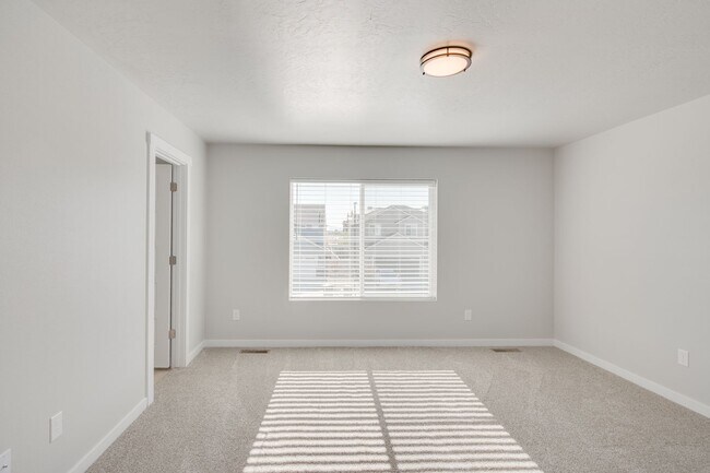 Building Photo - This 3 bedroom/2.5 bath townhome is ready for you!