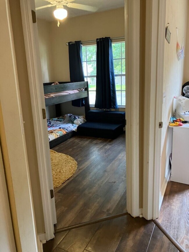 Building Photo - 4BR/2BA in Sorrento with large, fenced-in ...