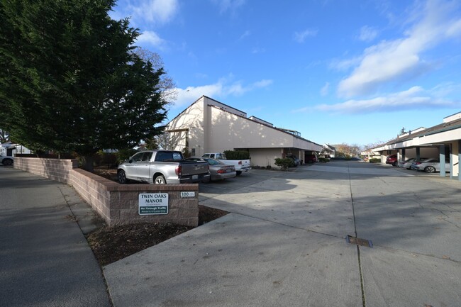 Primary Photo - 2 bed 2.5 bath condo in the heart of Sequim!